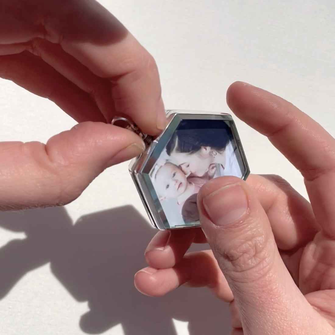 How to open and close our lockets – Mon Bijoux