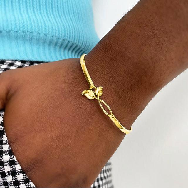 gold friendship bracelet worn by Alisha