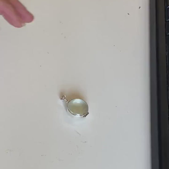how to open a glass locket by Mon Bijoux